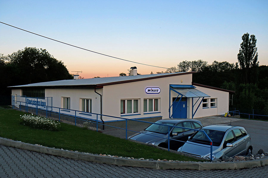 Pohled na firmu WIKUS CZ p�i z�padu slunce