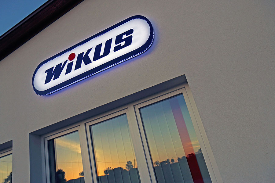Detail loga WIKUS p�i z�padu slunce