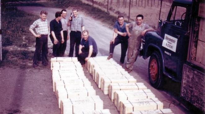 Nakl�d�n� prvn� velk� zak�zky v roce 1958